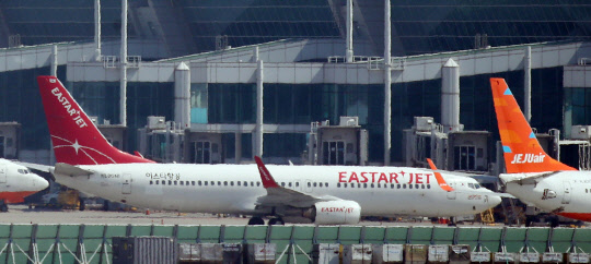지난달 24일 인천국제공항 계류장에 이스타항공 여객기가 멈춰 서 있는 모습.   연합뉴스
